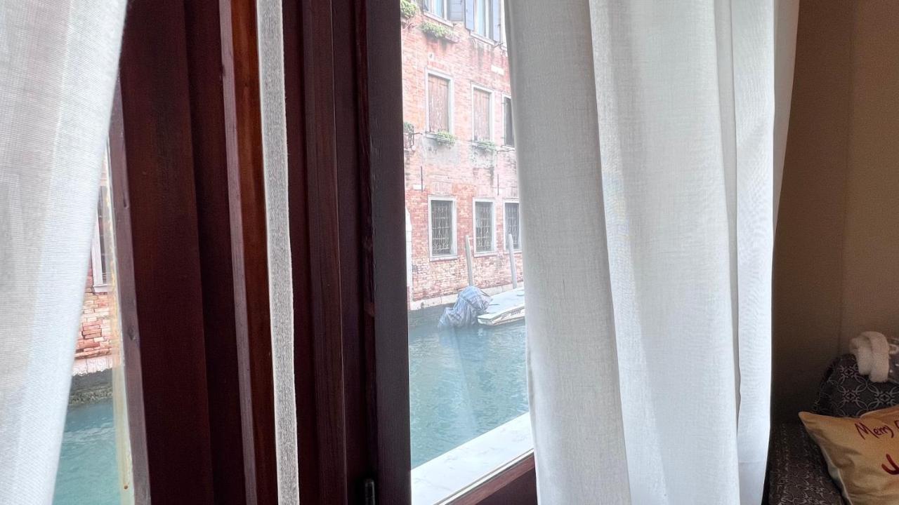 Behind On The Canalside Venice Exterior photo